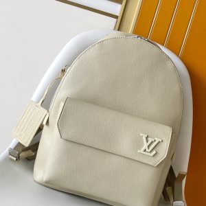 【p680 Chip】M22503 Mint Green  M11625 M57079 Black M59325 Gray M21362 Dark Green The new Aerogram backpack redefines contemporary style with refined elegance.Crafted from supple calfskin reminiscent of vintage aerogram paper, it features a matte metal logo. The main compartment and front flap pocket offer ample space for weekend getaways or urban exploration. Dimensions: 43 x 30 x 14 cm. 168650